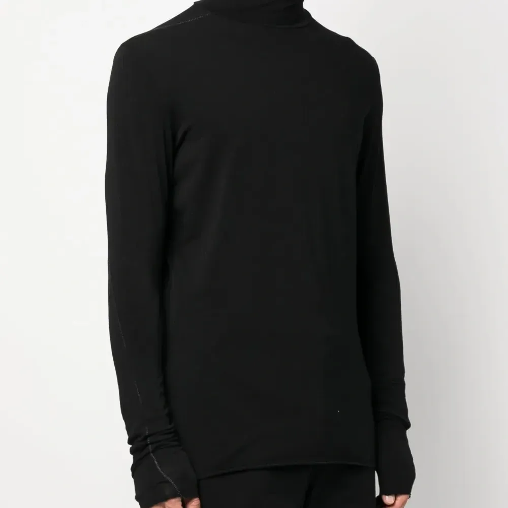 Футболка с высоким воротником и контрастной строчкой