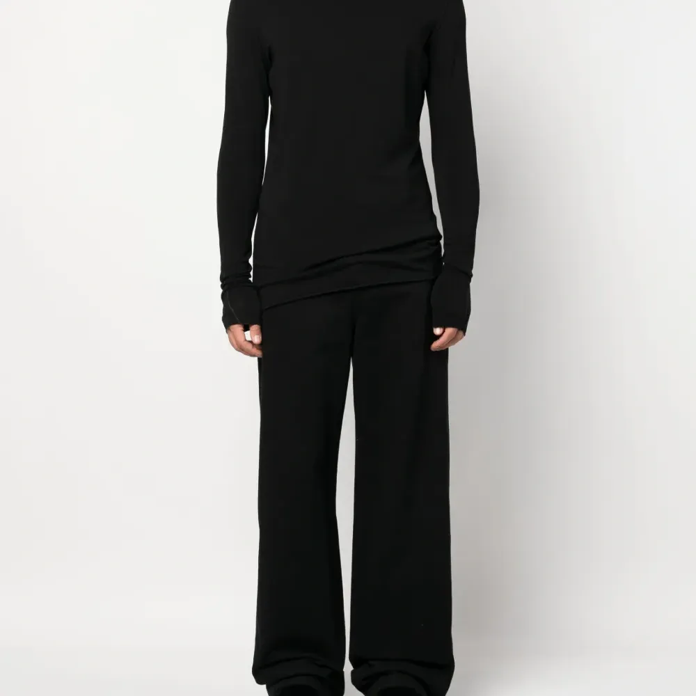 Футболка с высоким воротником и контрастной строчкой