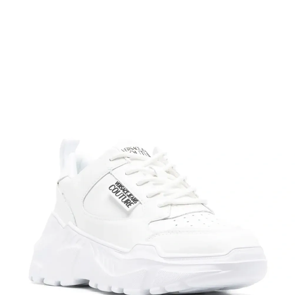 Кроссовки с нашивкой-логотипом