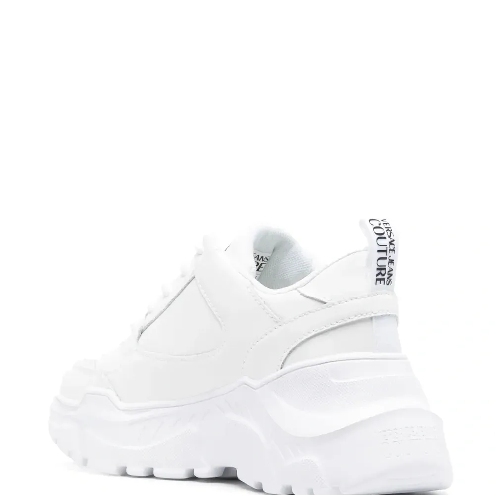 Кроссовки с нашивкой-логотипом