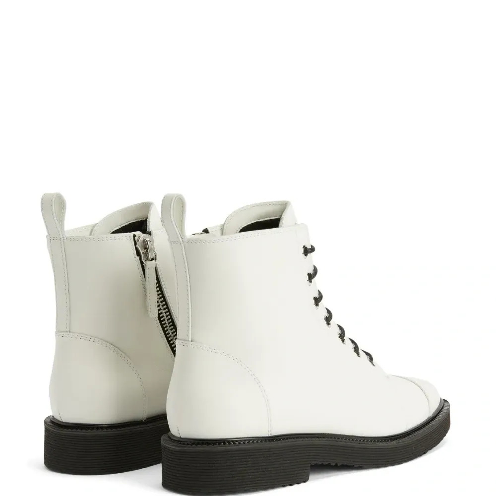 Ботинки Thora на шнуровке