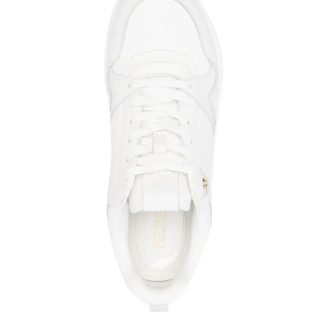 Кроссовки с логотипом