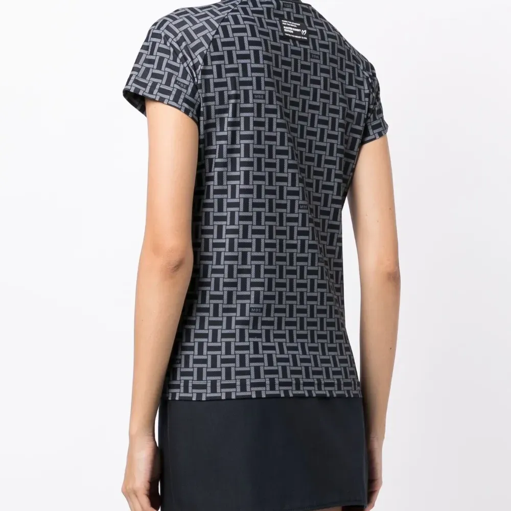 Футболка с логотипом