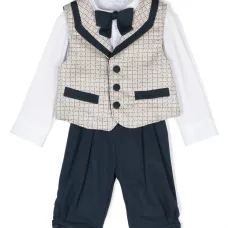 "комплект из брюк, жилета и рубашки с бабочкой"