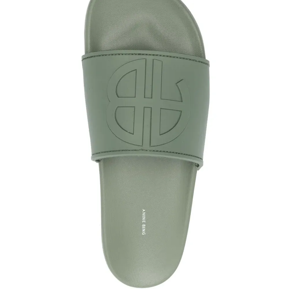 Шлепанцы из искусственной кожи с тисненым логотипом