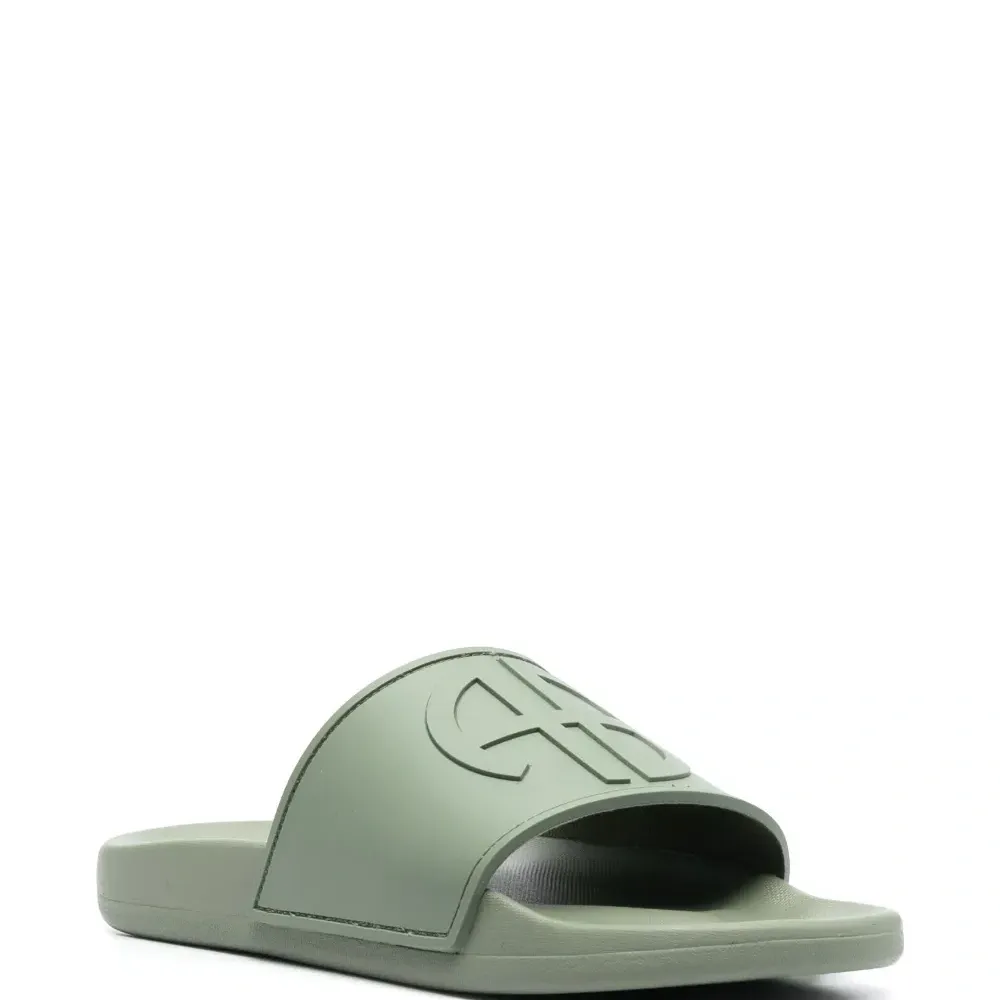 Шлепанцы из искусственной кожи с тисненым логотипом