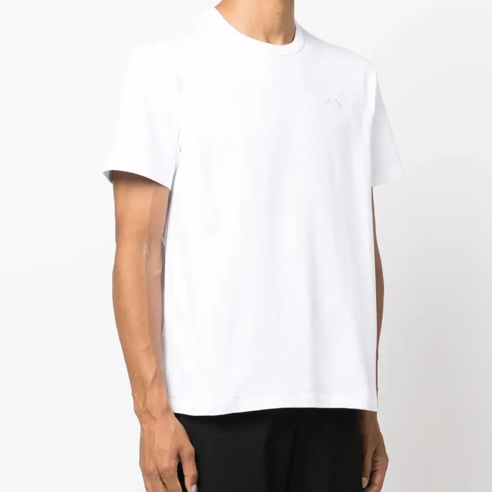 Футболка с вышитым логотипом