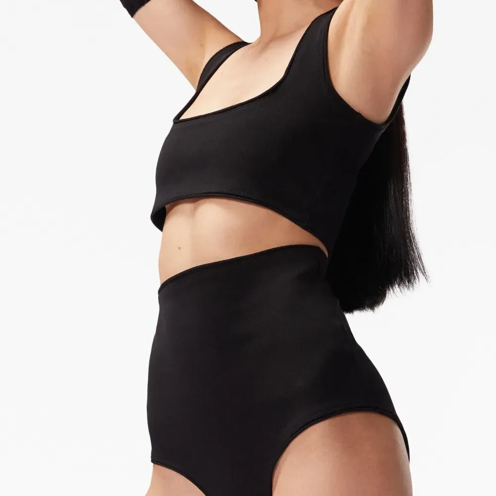 Короткие шорты с завышенной талией