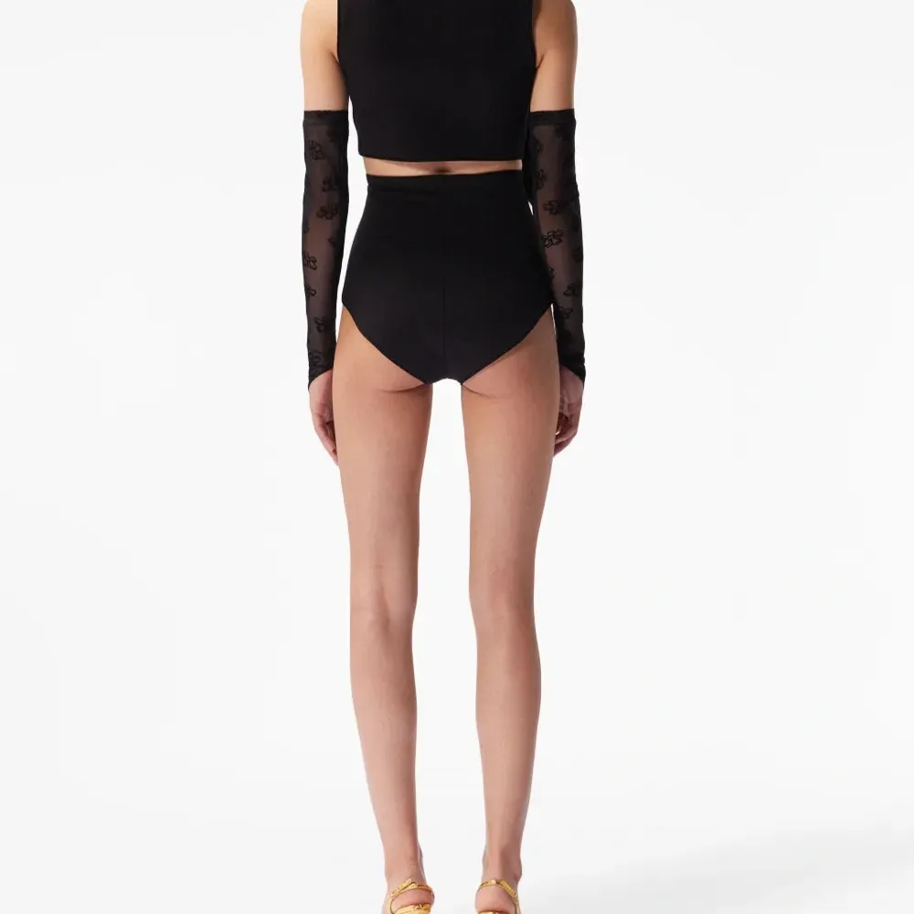 Короткие шорты с завышенной талией