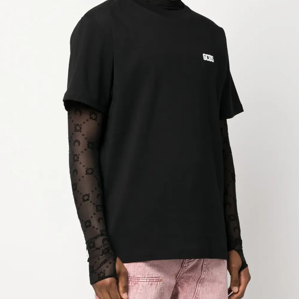 футболка с логотипом