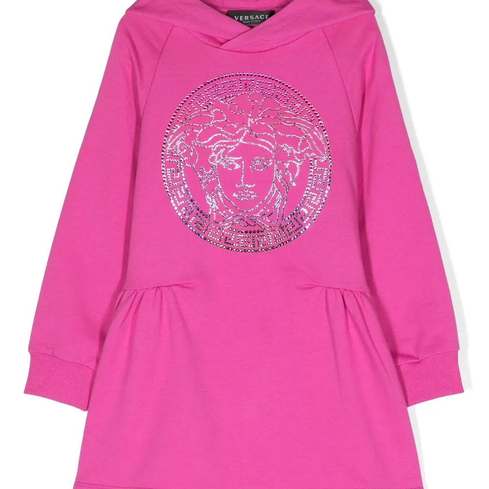 Платье с капюшоном и стразами