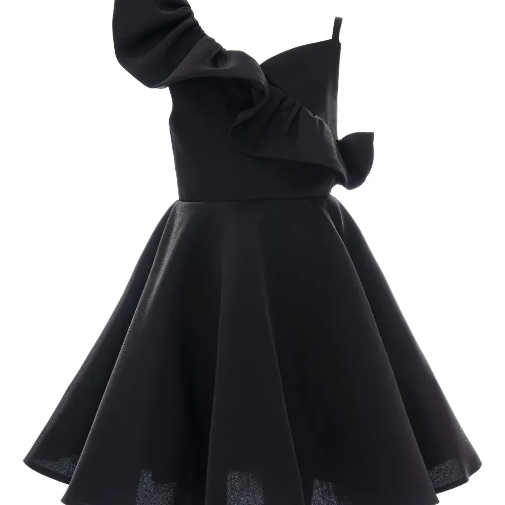 Платье с открытыми плечами и оборками