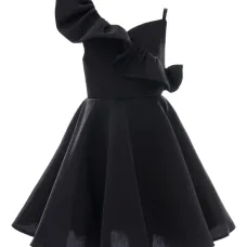 Платье с открытыми плечами и оборками