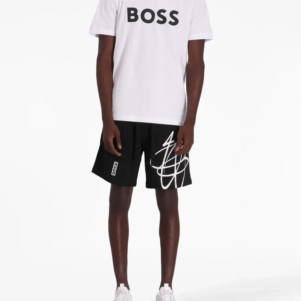 Футболка с логотипом