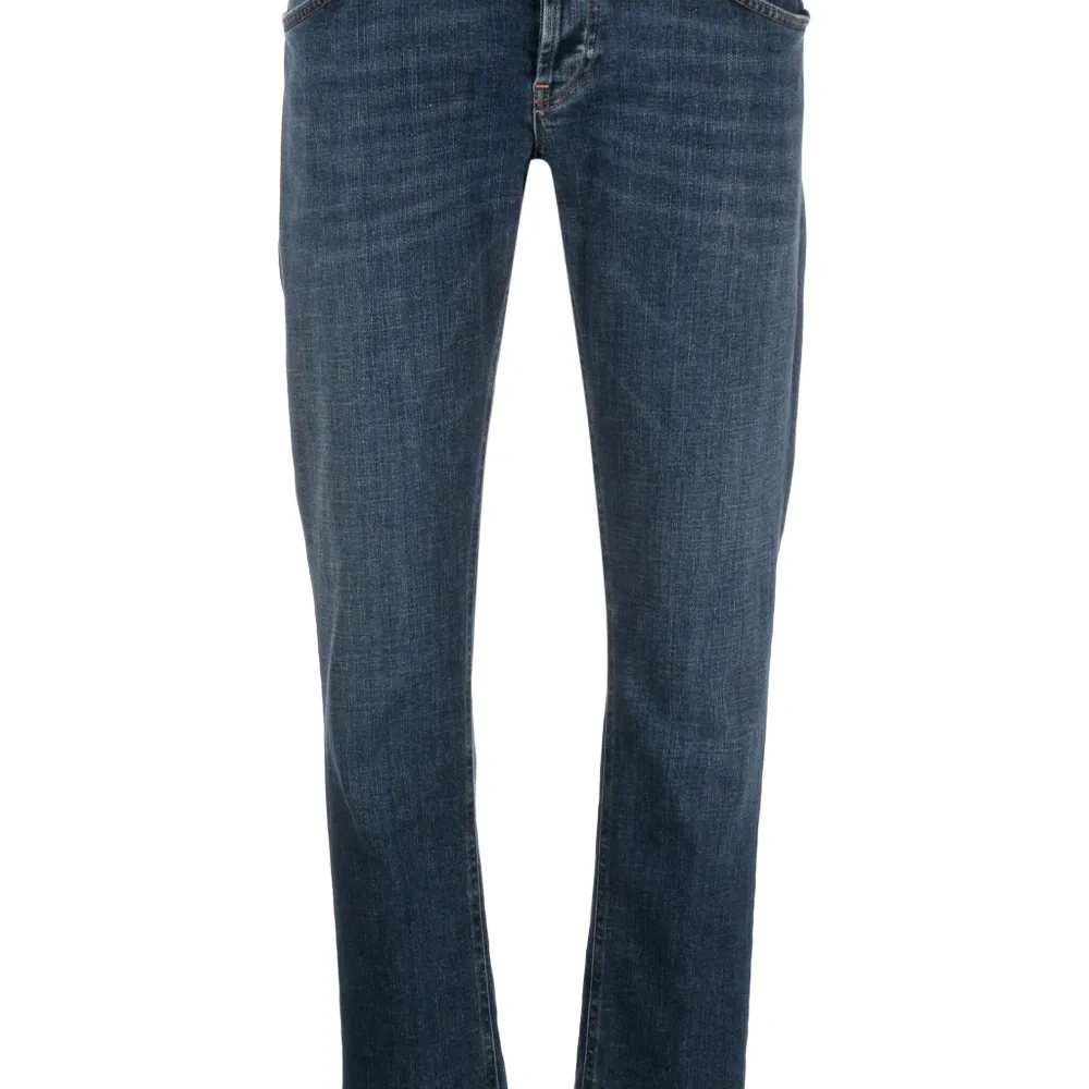 Прямые джинсы с заниженной талией