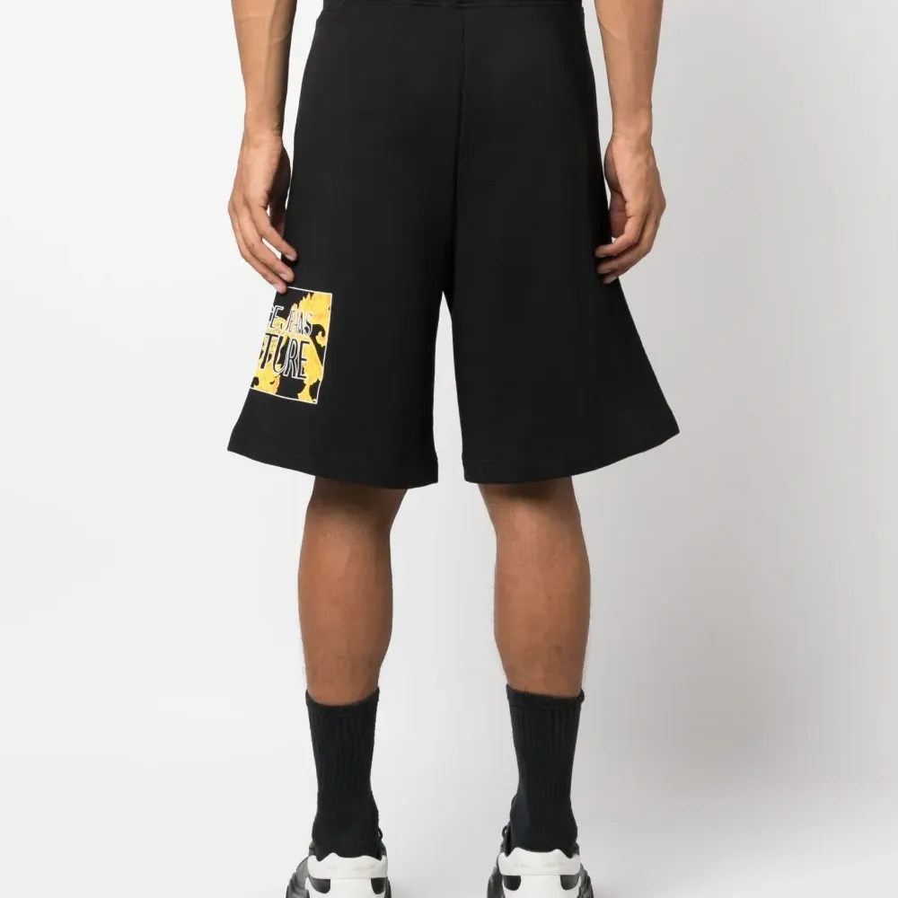 Спортивные шорты с логотипом