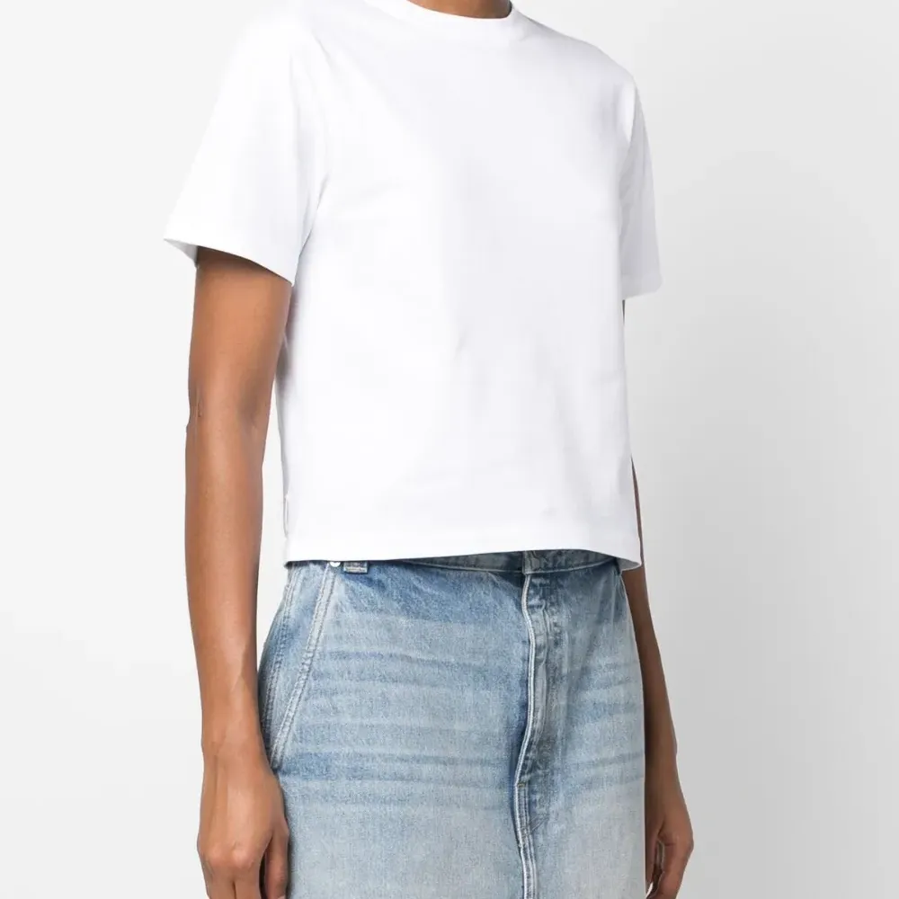 Укороченная футболка