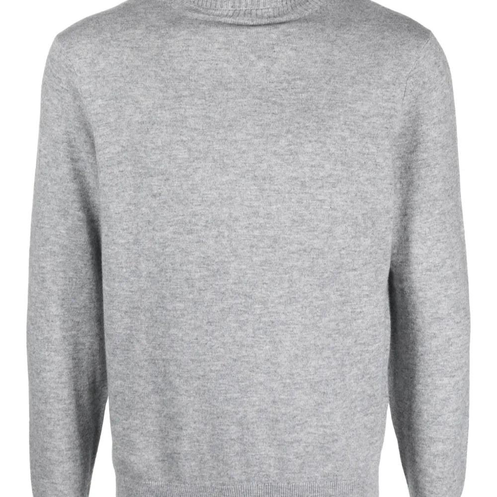 Джемпер с высоким воротником