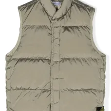 Дутый жилет с нашивкой-логотипом