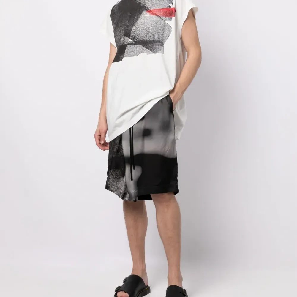 Футболка с графичным принтом