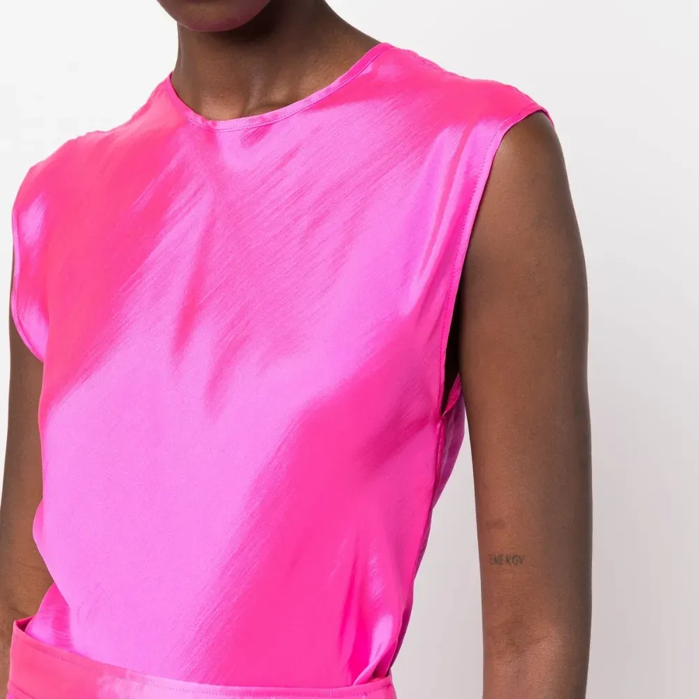 Атласная блузка без рукавов Атласная блузка без рукавов