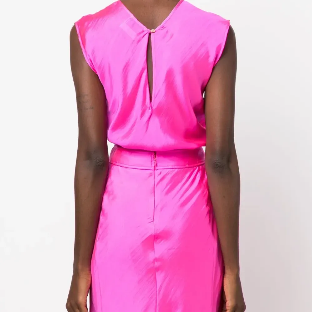 Атласная блузка без рукавов Атласная блузка без рукавов