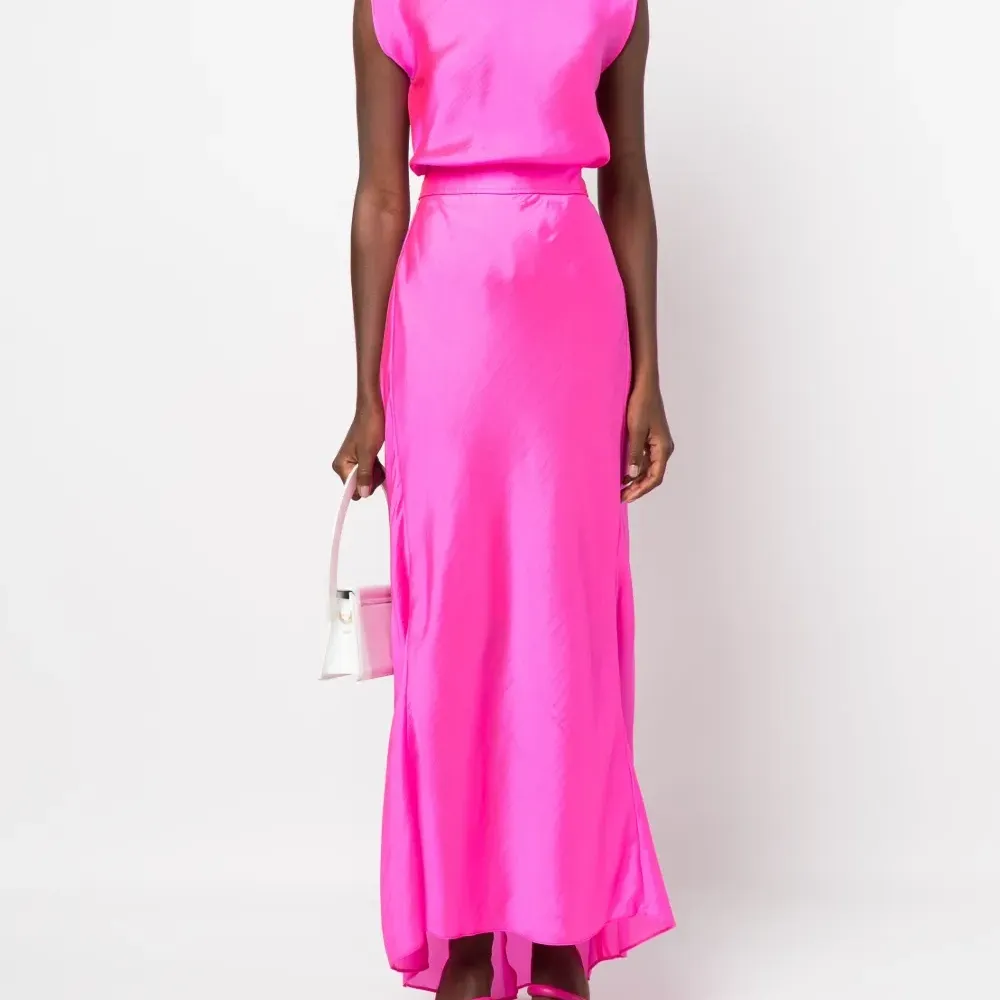 Атласная блузка без рукавов Атласная блузка без рукавов