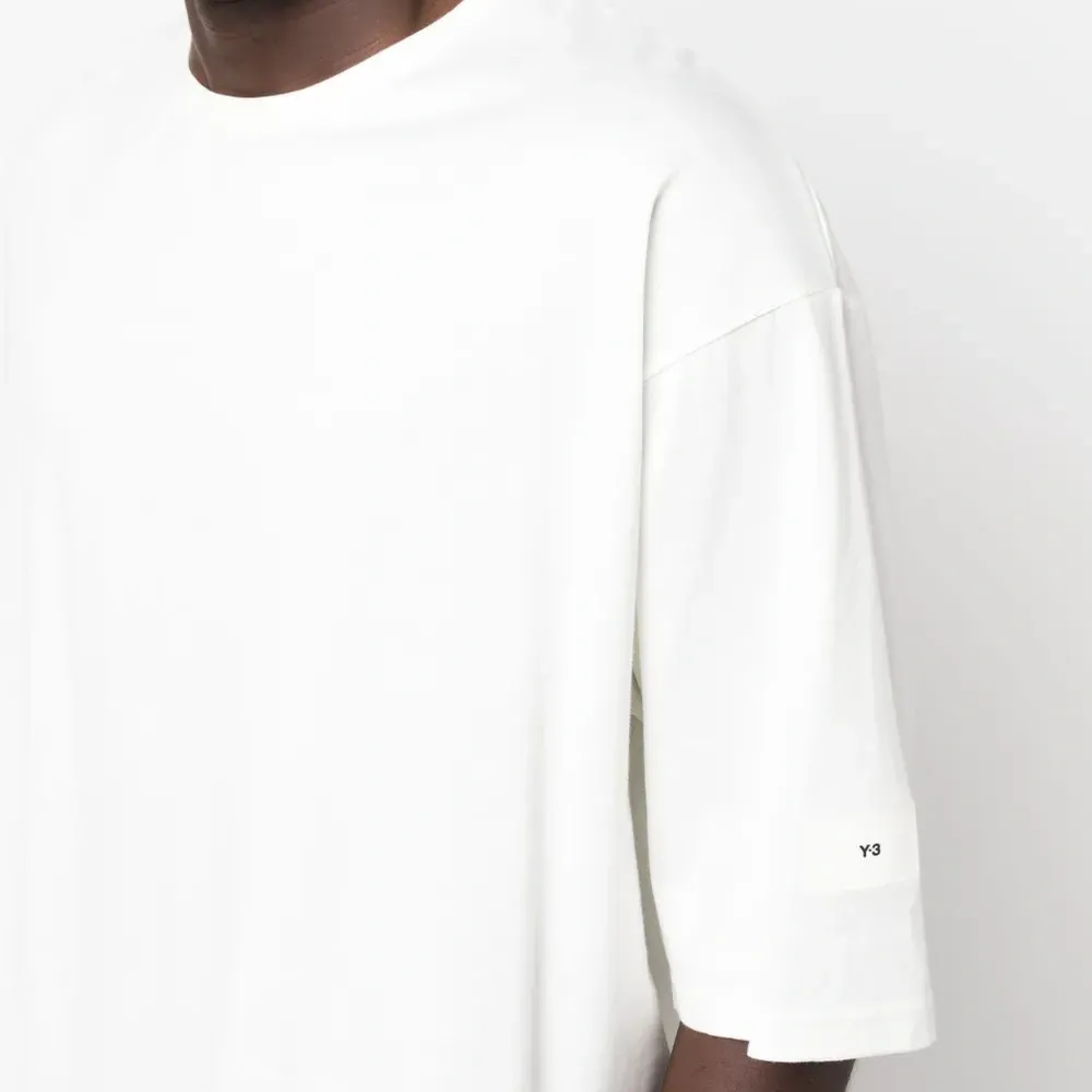 Футболка с нашивкой-логотипом