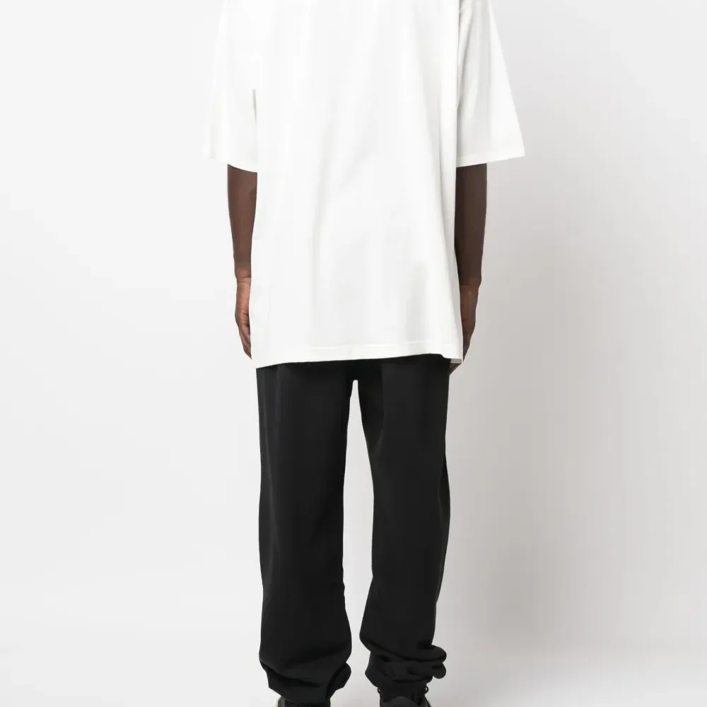 Футболка с нашивкой-логотипом