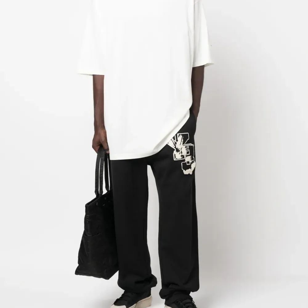 Футболка с нашивкой-логотипом