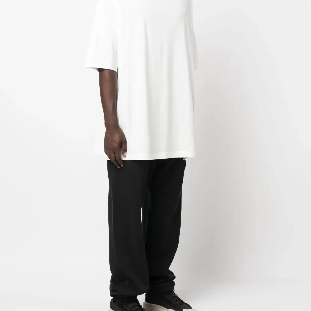 Футболка с нашивкой-логотипом