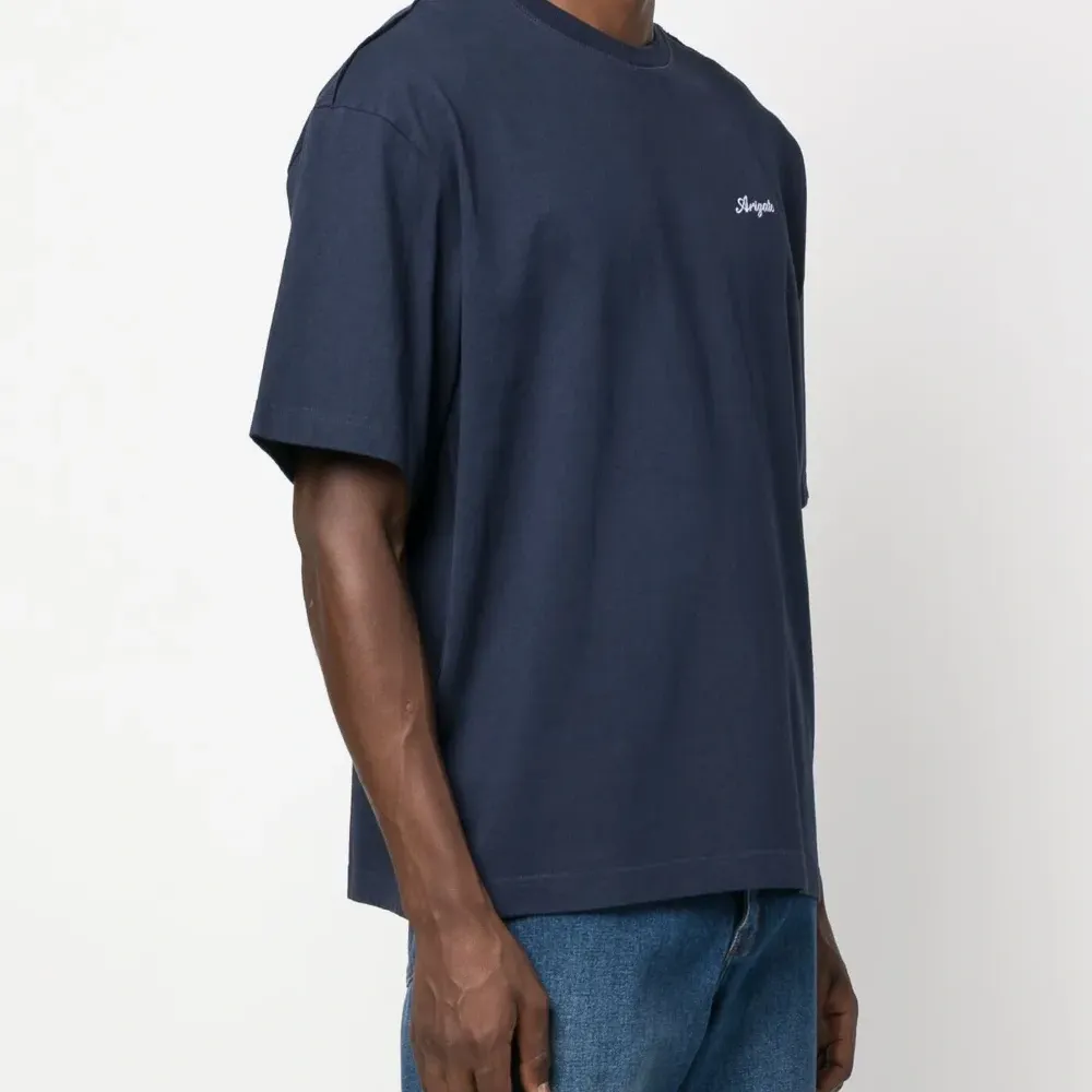 Футболка с вышитым логотипом