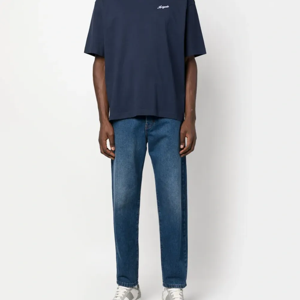 Футболка с вышитым логотипом