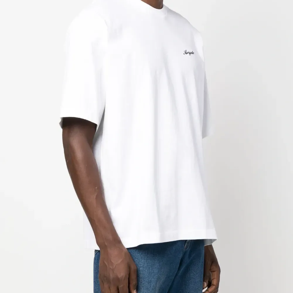 Футболка с вышитым логотипом