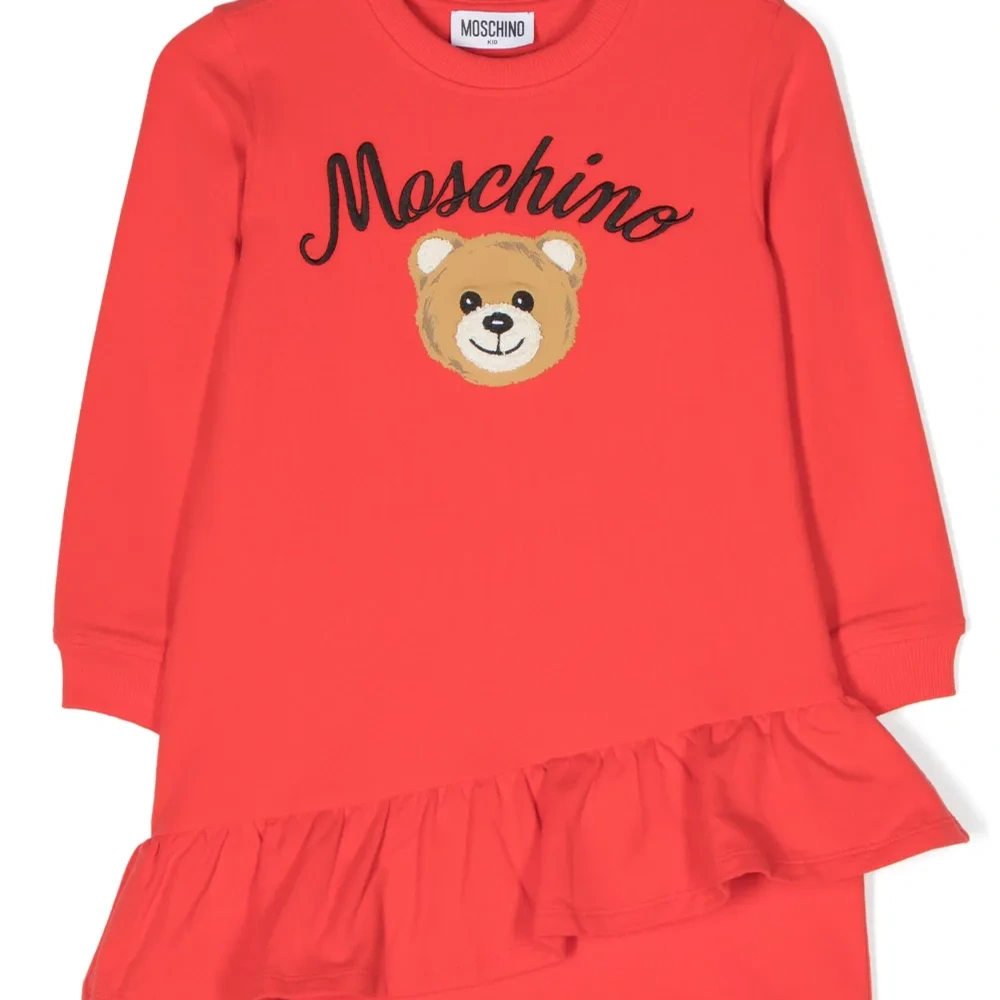 Платье с оборками и вышитым логотипом