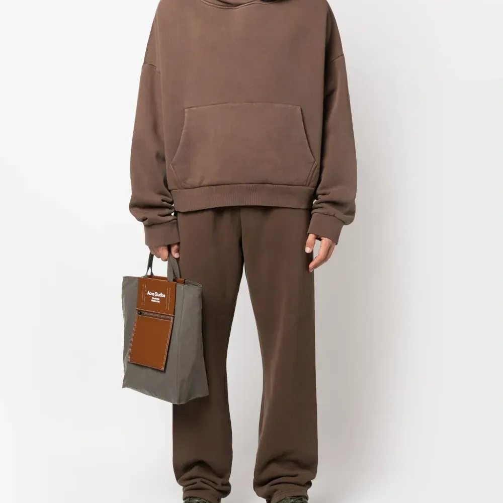 Худи с приспущенными плечами Худи с приспущенными плечами