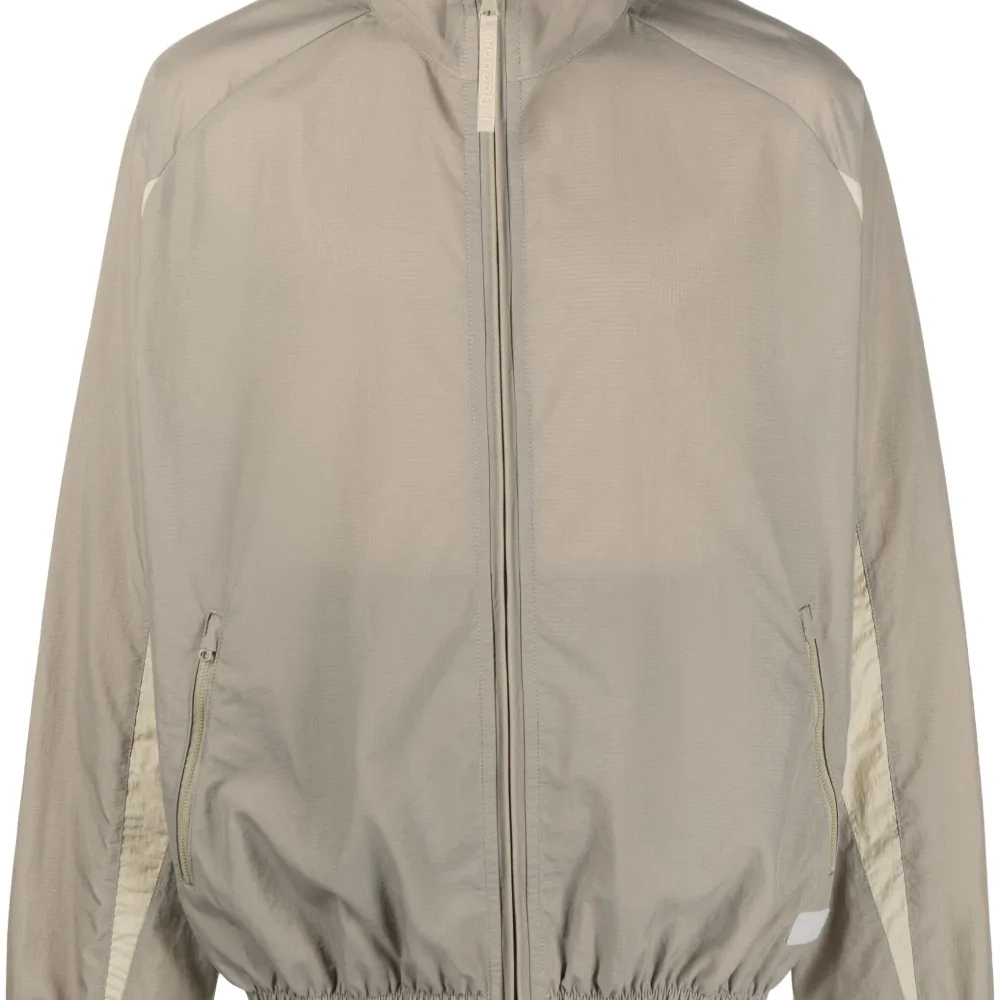 Легкая куртка на молнии