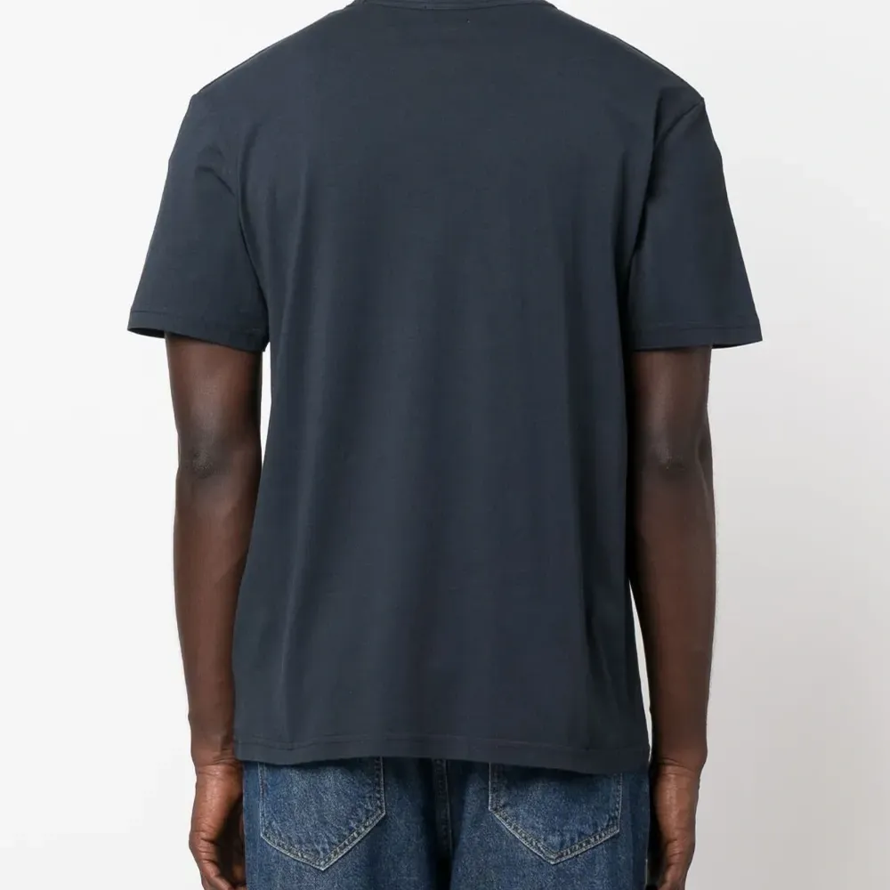 Футболка с нашивкой-логотипом