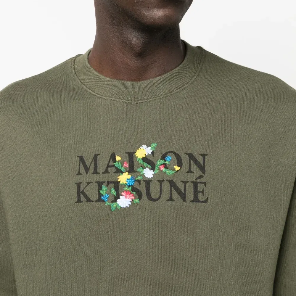 Толстовка с цветочной вышивкой