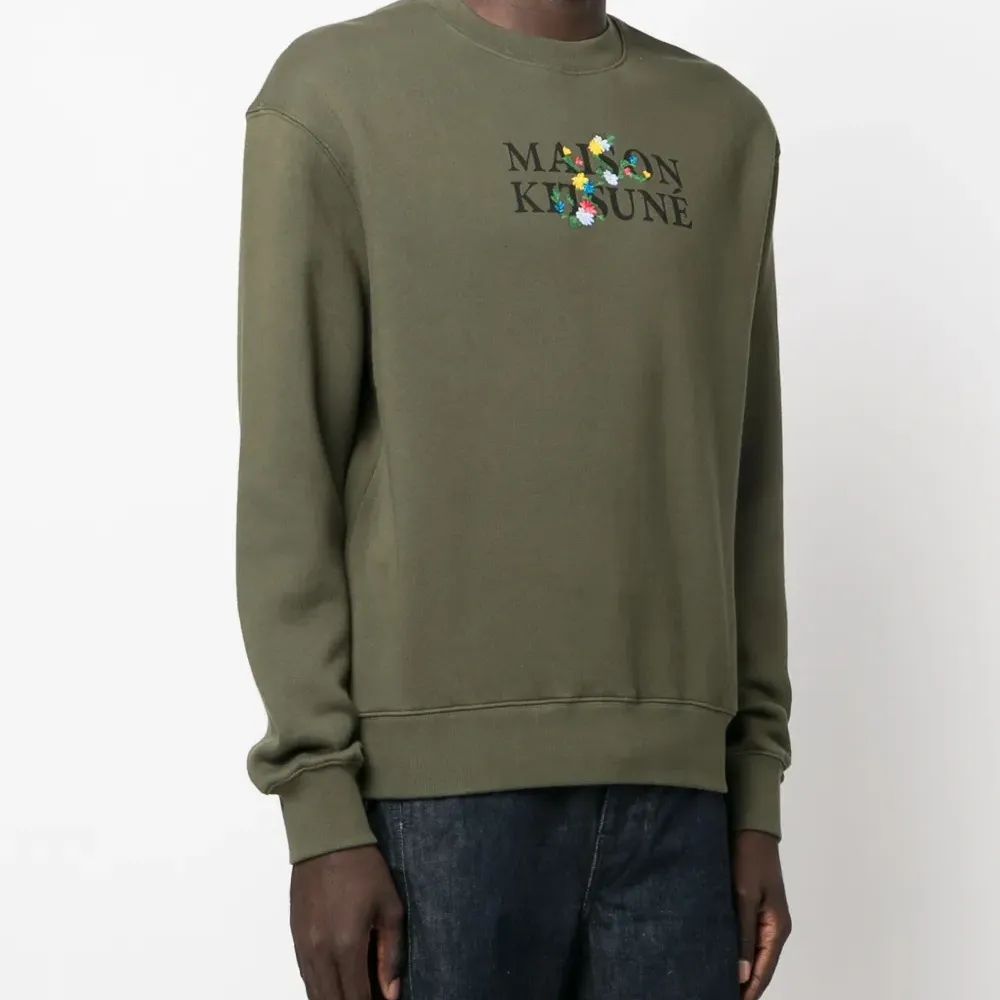 Толстовка с цветочной вышивкой