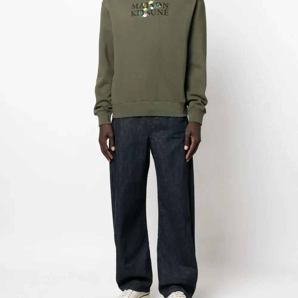 Толстовка с цветочной вышивкой