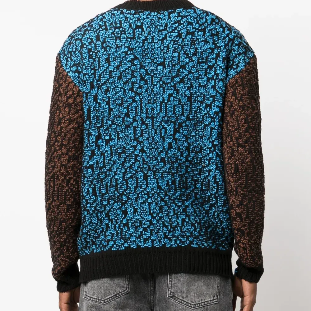 Толстовка вязки интарсия