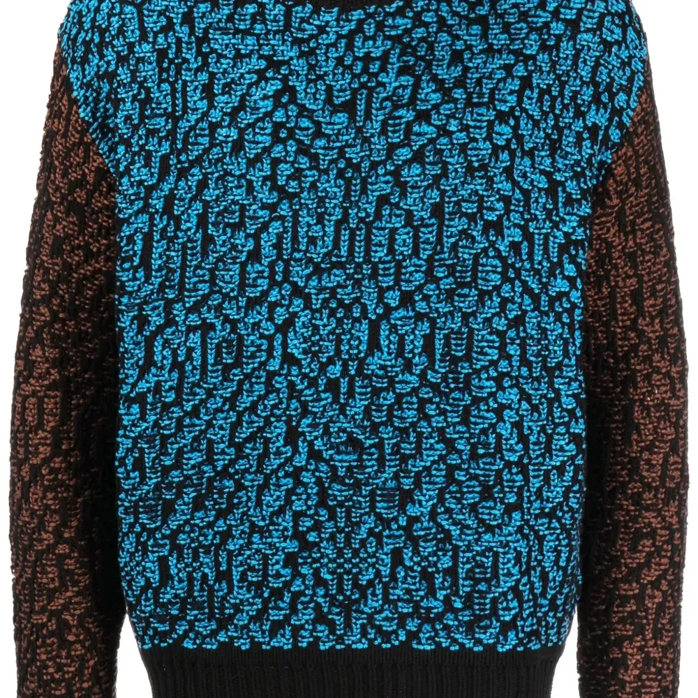 Толстовка вязки интарсия