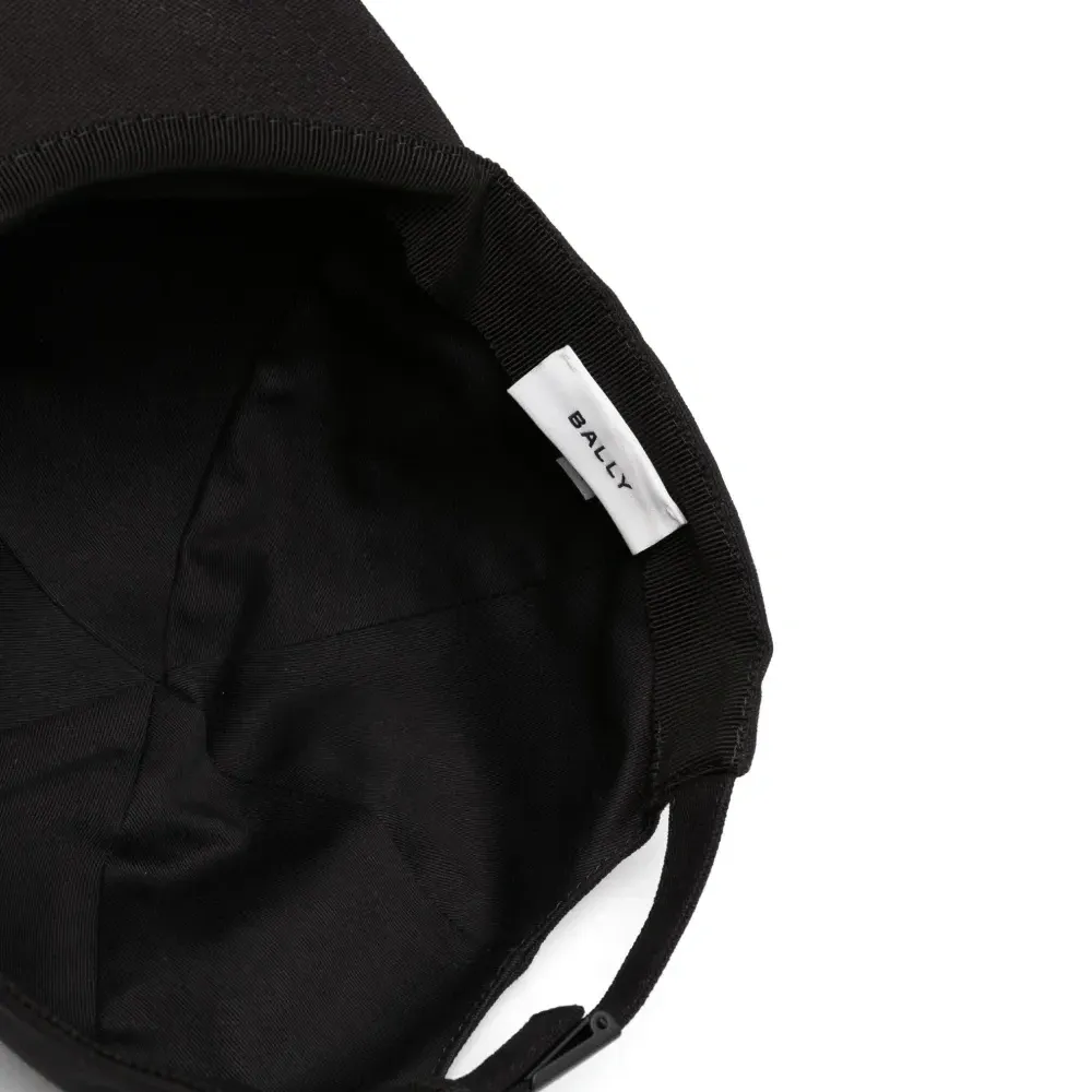 Бейсболка с вышитым логотипом