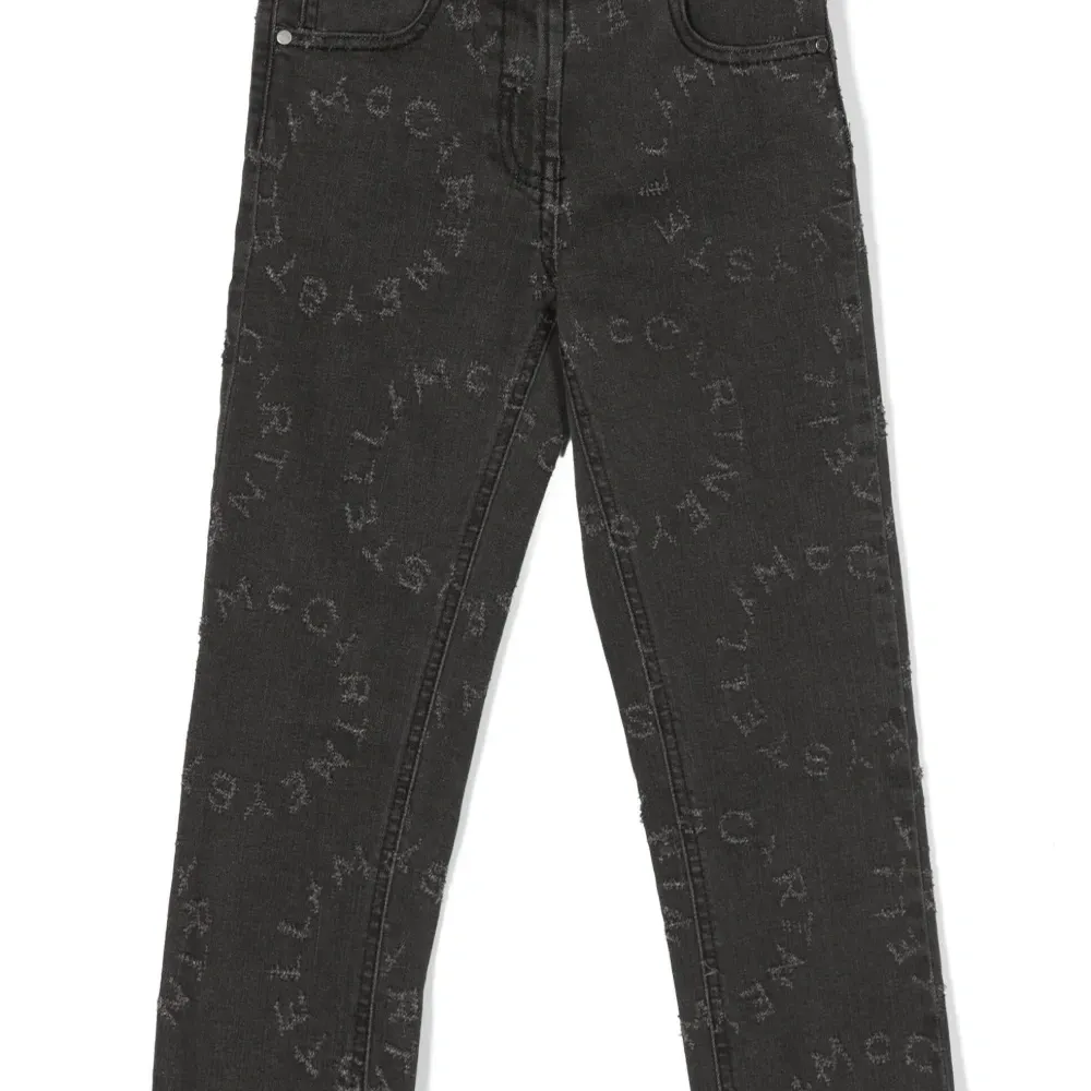 Джинсы с вышитым логотипом