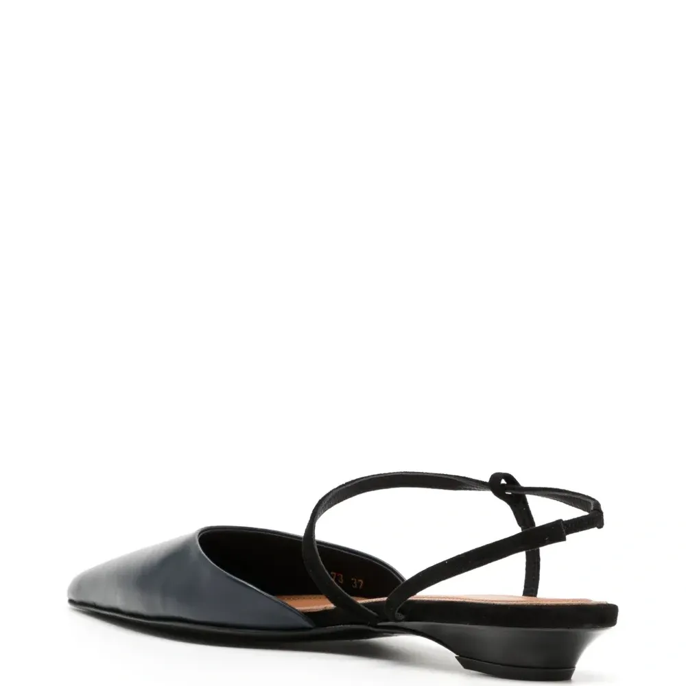 Сандалии с ремешком на пятке