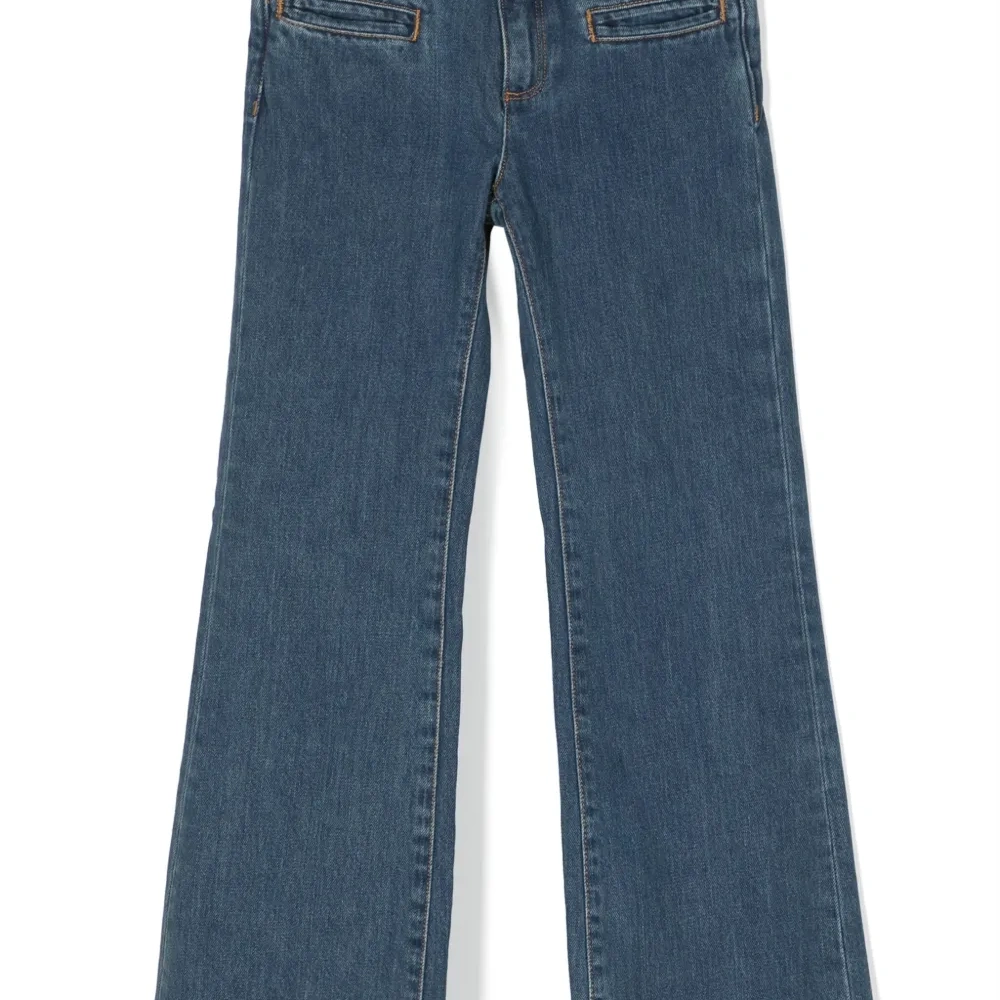 Прямые джинсы с заниженной талией