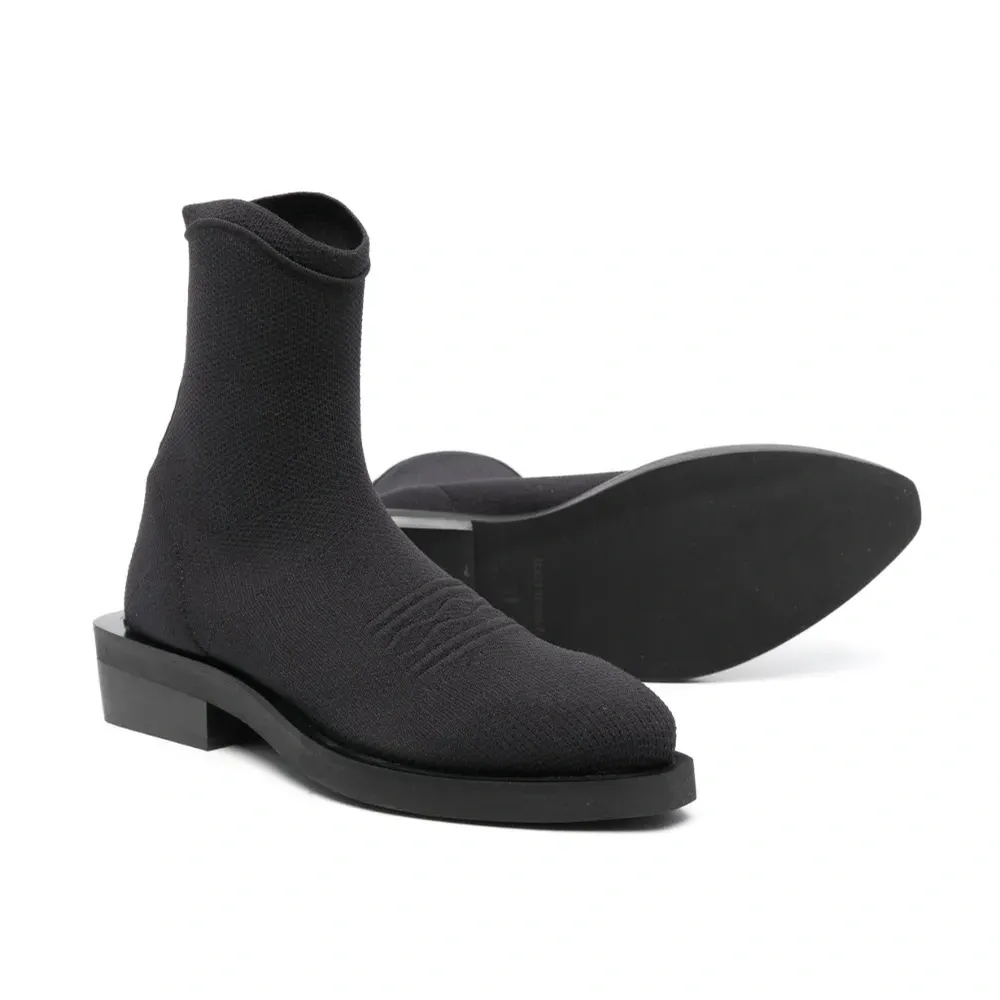 Ботинки с вышитым логотипом