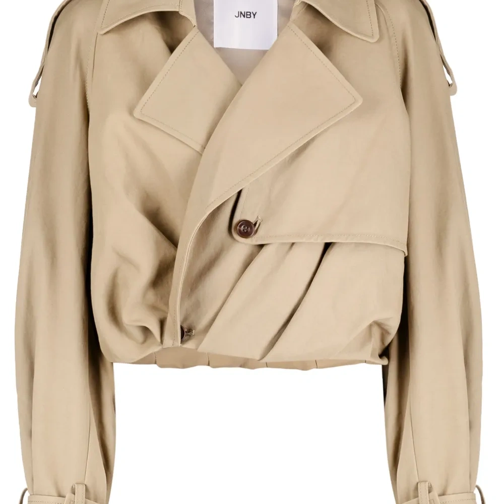 Укороченная куртка строгого кроя