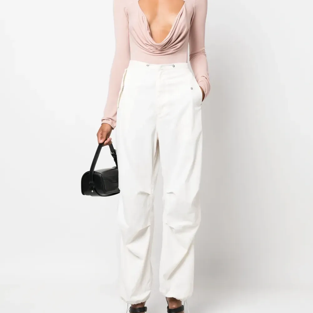 Боди с вырезом и драпировкой